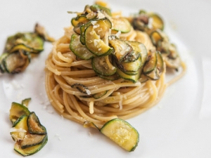 Pasta, zucchini e basilico